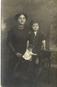 Ernestine Rosenbaum with her daughter Rita 1915 or 1916