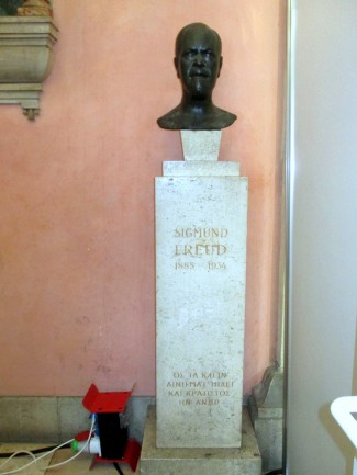The very-difficult-to-find Sigmund Freud bust at the University of Vienna